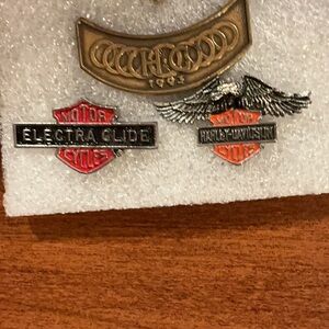 Harley-Davidson Vintage Pin Collection vintage - Red, Black, Gold